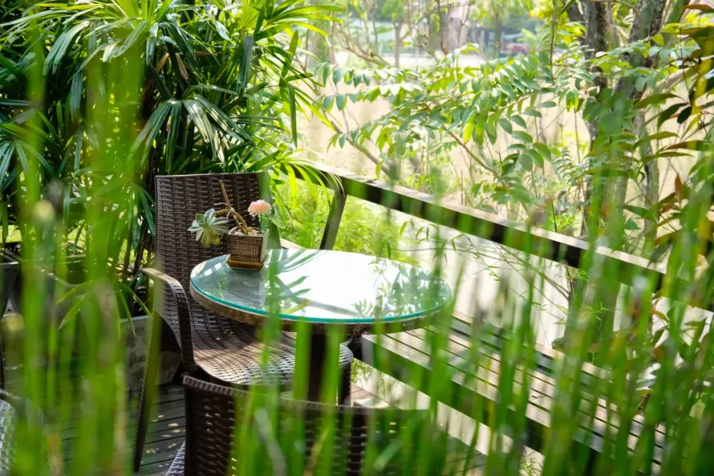 Viele grüne Pflanzen schaffen auf dem Balkon eine Dschungel-Oase.