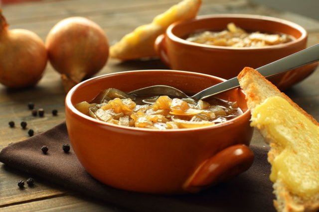 Zwiebelsuppe Rezept – 2 Varianten – der profi gartner